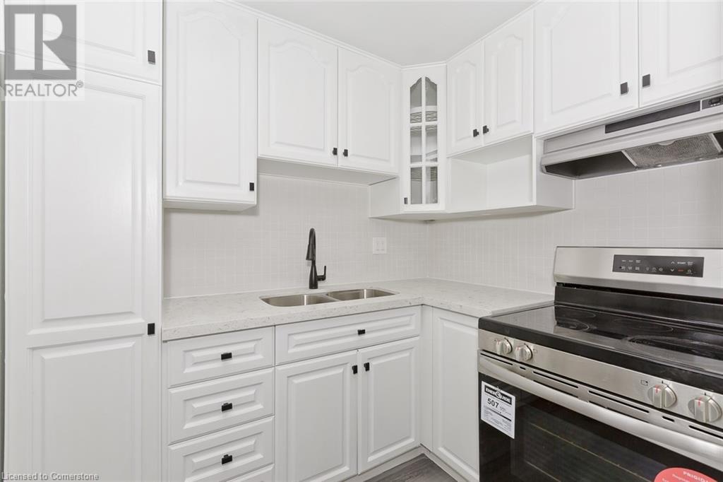 Photo 7 of 504 Pinetree Crescent, Cambridge ON