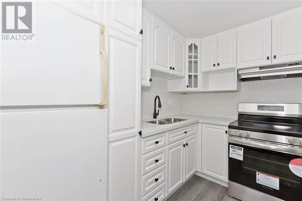 Photo 8 of 504 Pinetree Crescent, Cambridge ON