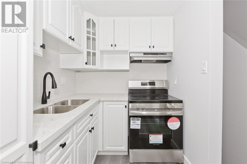 Photo 9 of 504 Pinetree Crescent, Cambridge ON