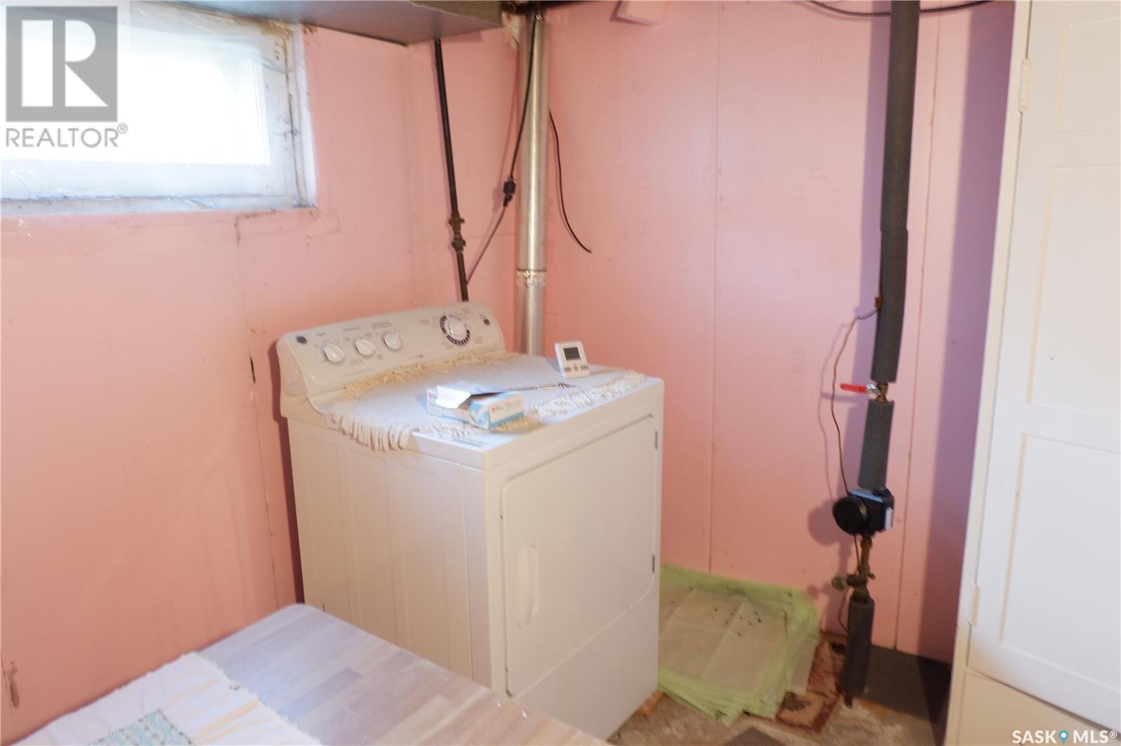 Photo 6 of 220 6th Avenue W, Assiniboia SK
