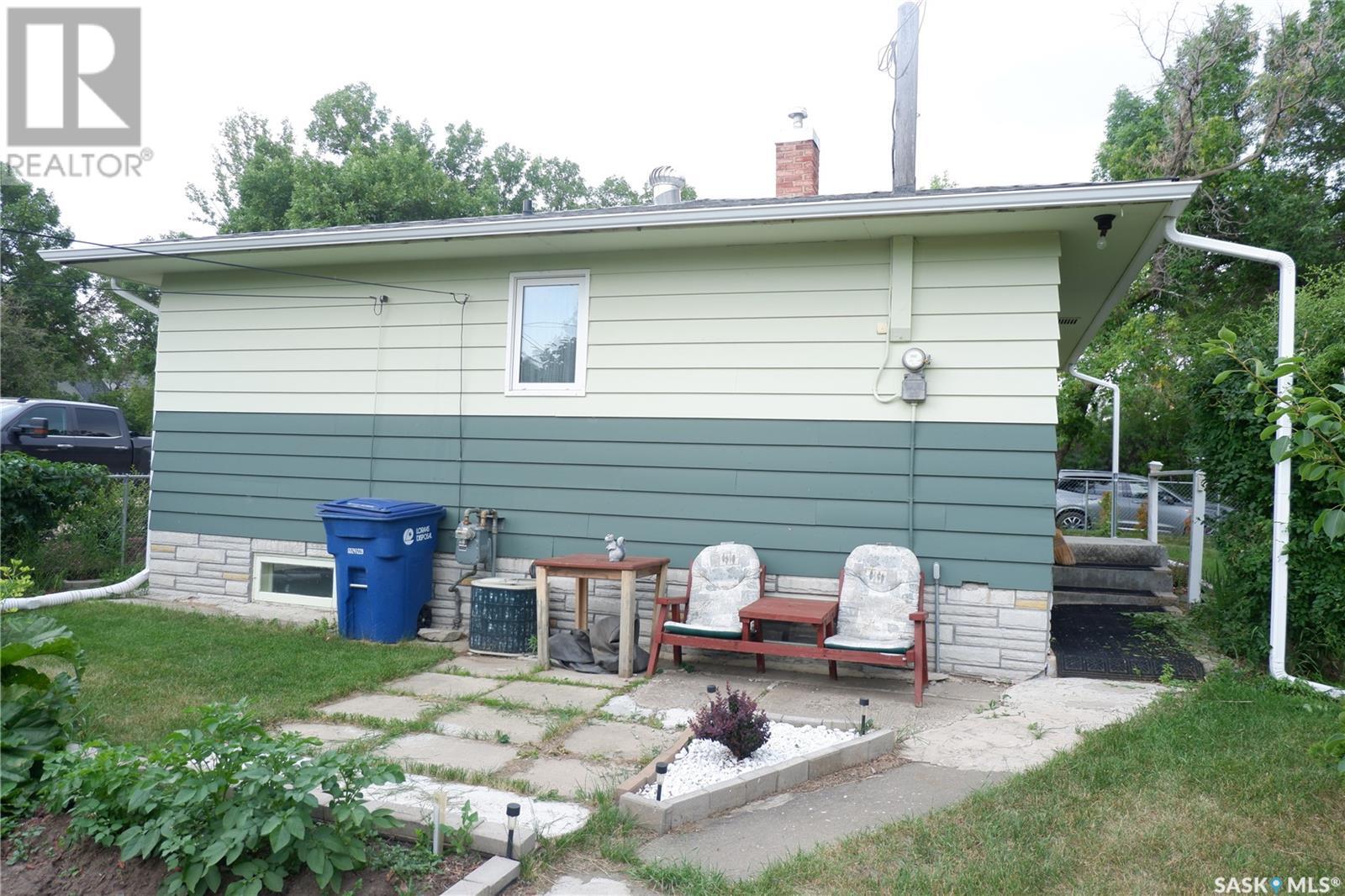 Photo 22 of 220 6th Avenue W, Assiniboia SK