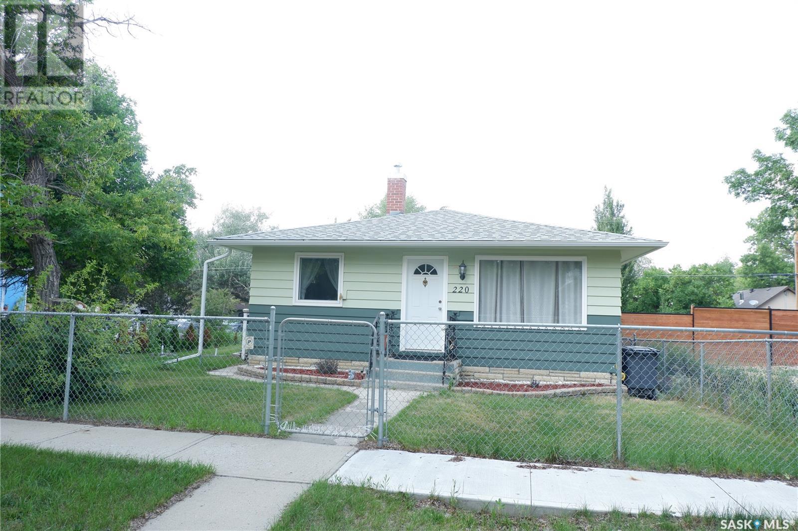 Photo 10 of 220 6th Avenue W, Assiniboia SK