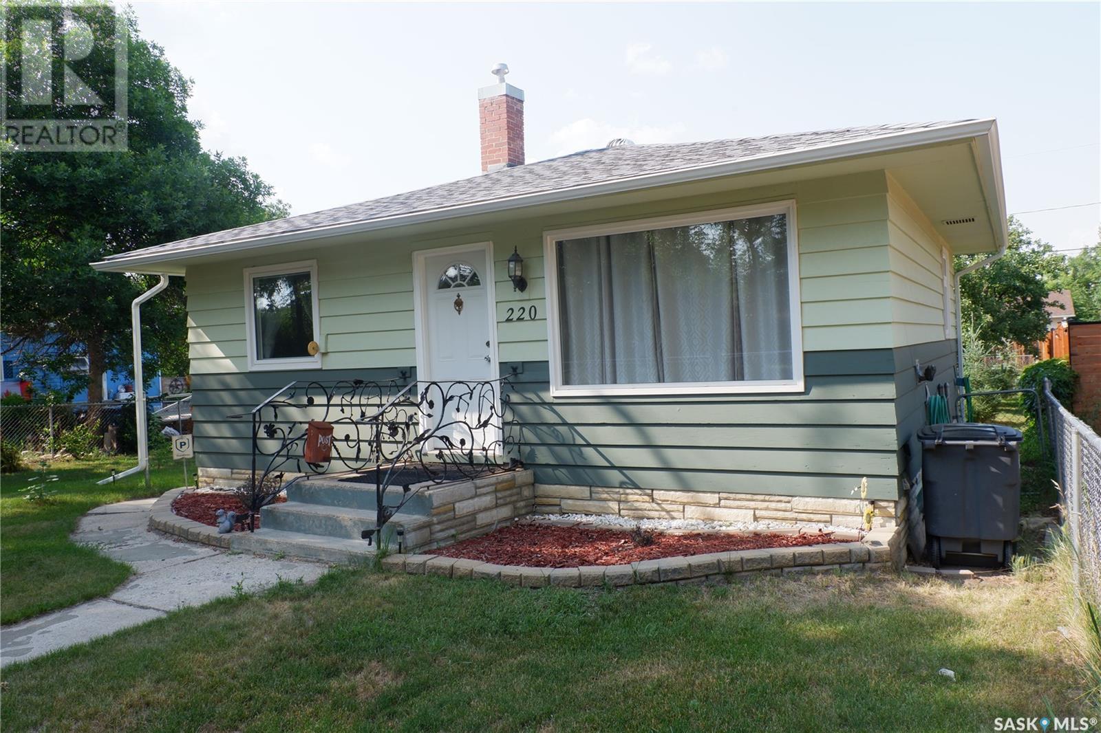 Photo 8 of 220 6th Avenue W, Assiniboia SK