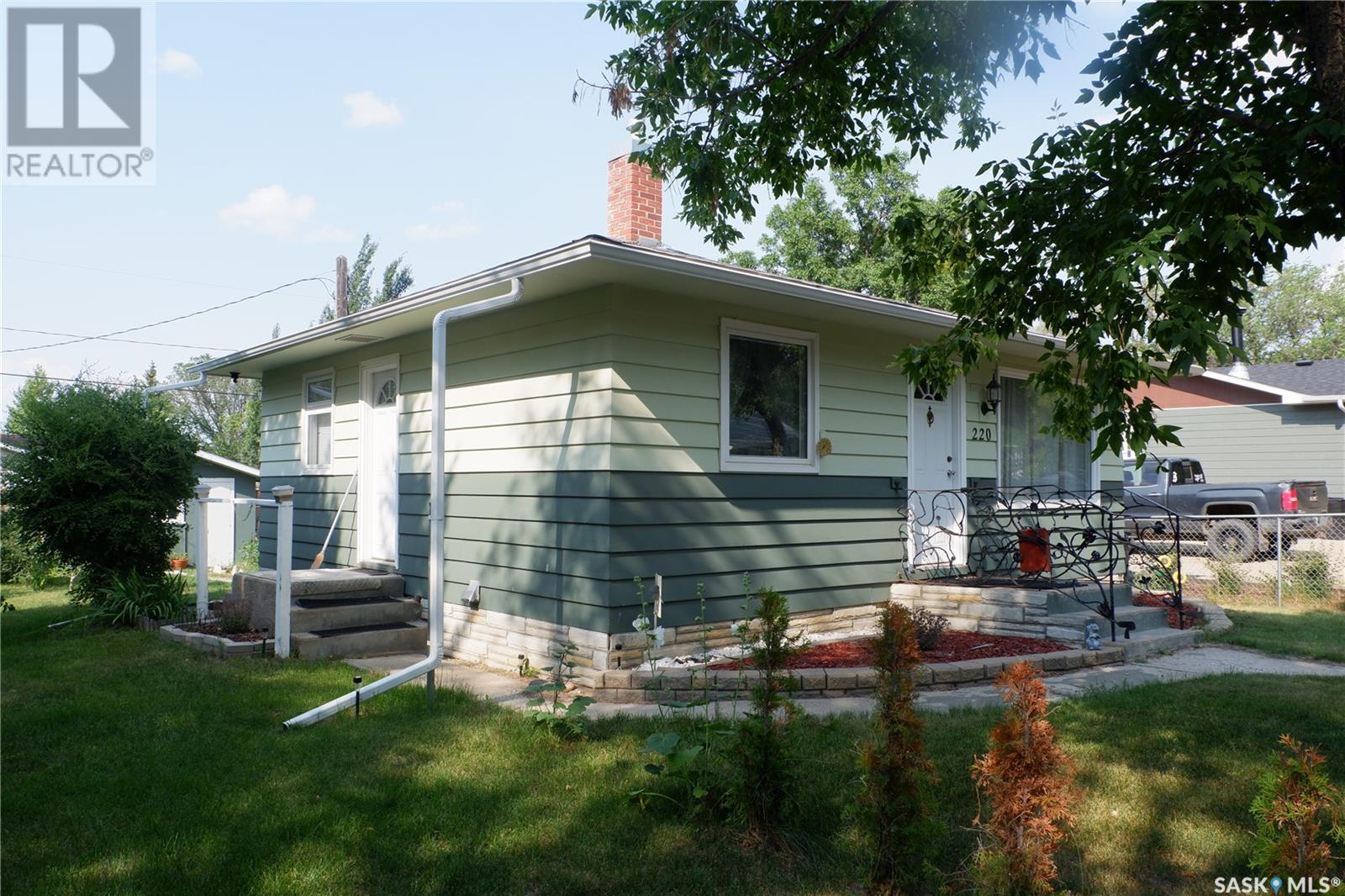 Photo 23 of 220 6th Avenue W, Assiniboia SK