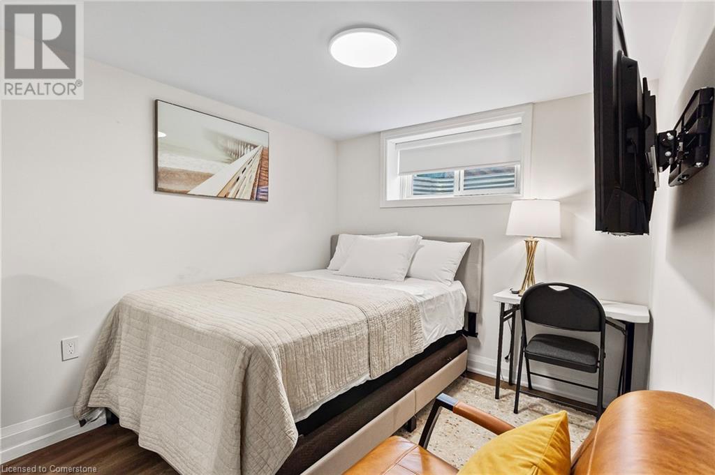 Photo 10 of 523 Pinegrove Road Unit Lower, Oakville ON