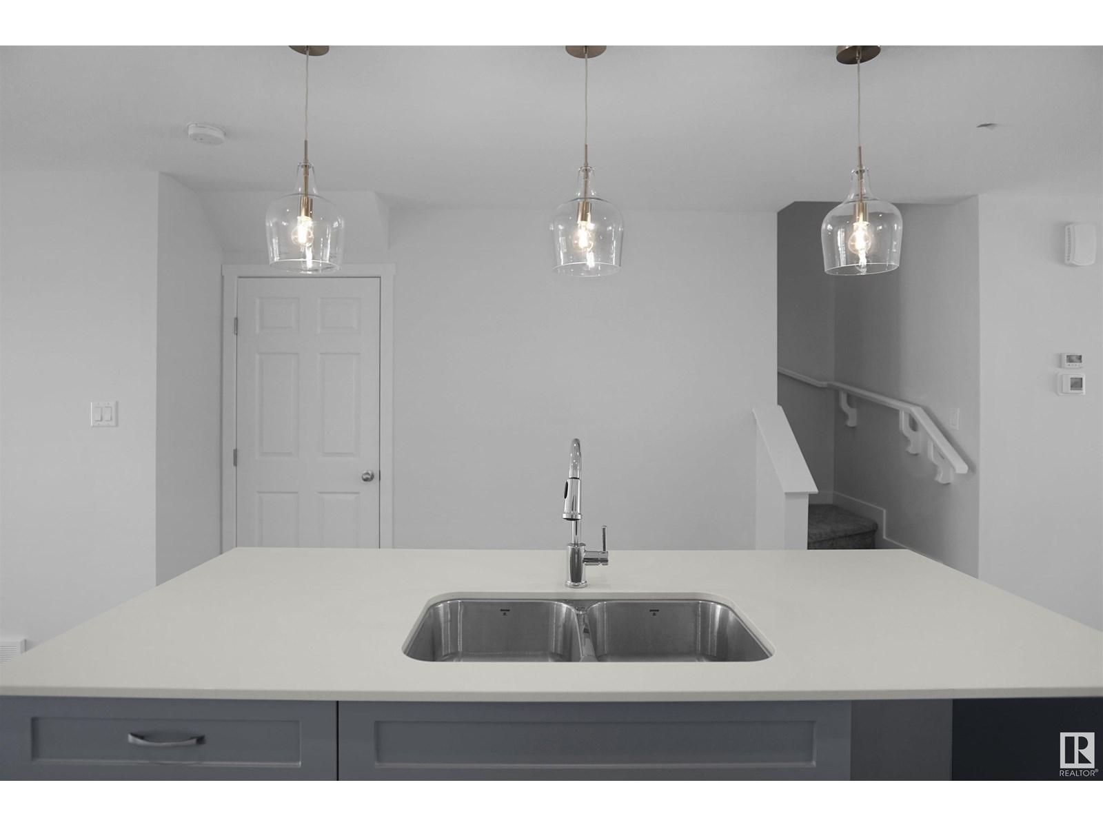 Photo 10 of 20935 16 Av Nw, Edmonton AB