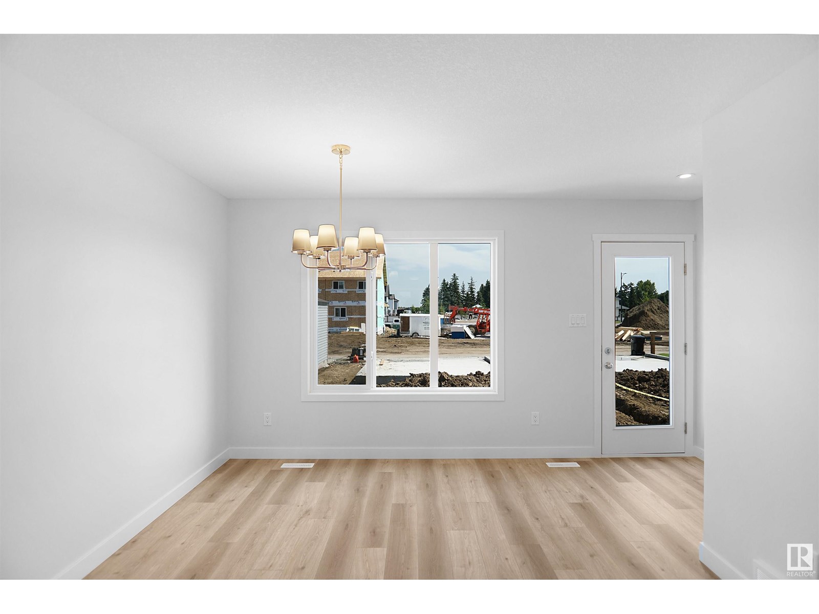 Photo 11 of 20935 16 Av Nw, Edmonton AB