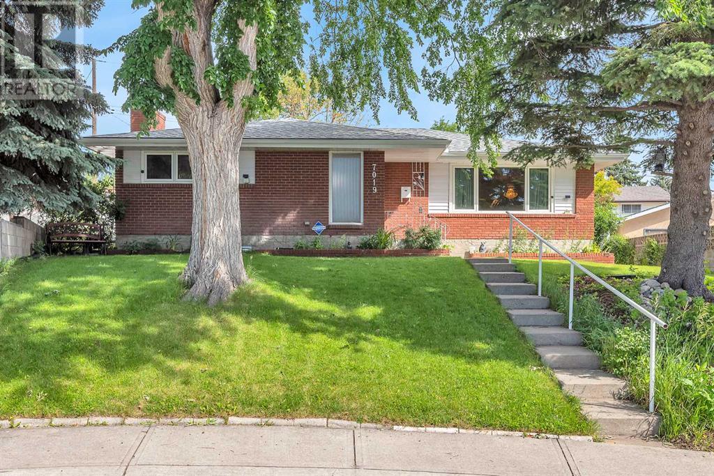 Single Family House Bungalow for Sale in  Hunterbow Crescent NW Huntington Hills Calgary 