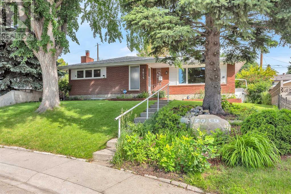 Single Family House Bungalow for Sale in  Hunterbow Crescent NW Huntington Hills Calgary 