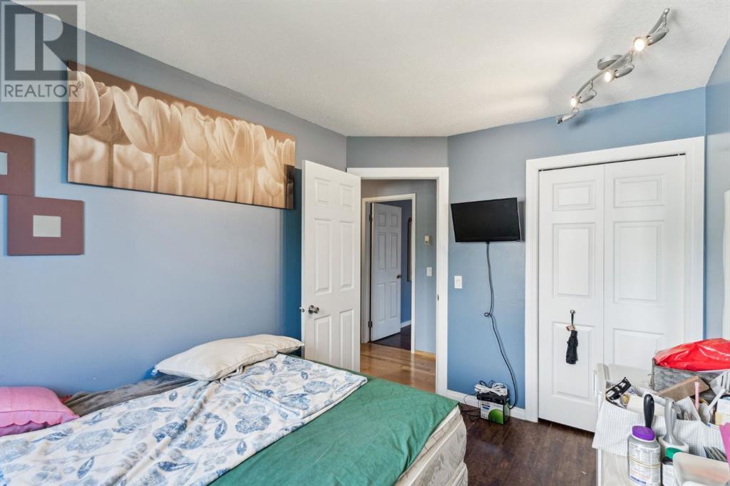 Single Family House 4 Level for Sale in  Applewood Drive SE Applewood Park Calgary 