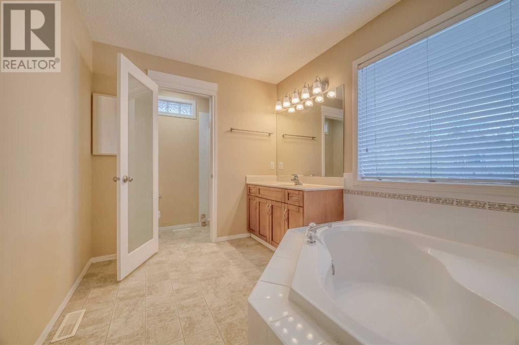 81 Evansmeade Circle NW, Calgary, Alberta