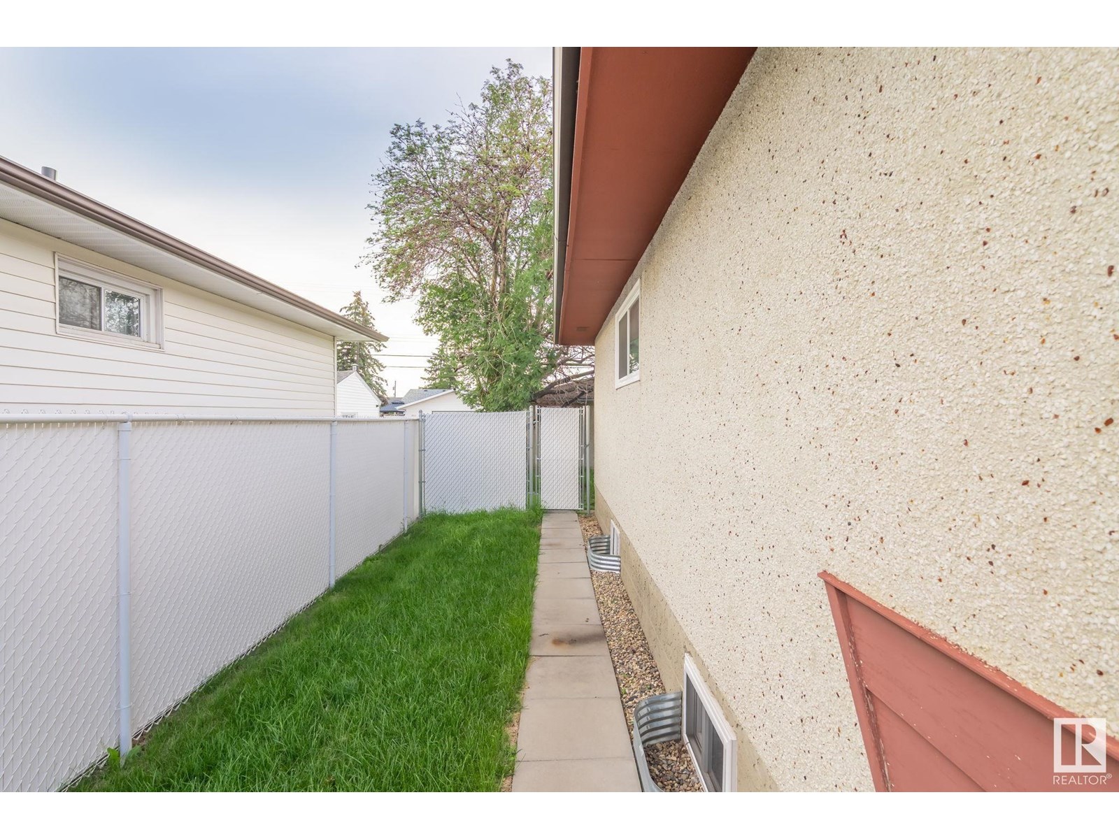 Photo 13 of 8008 129 A Av Nw, Edmonton AB