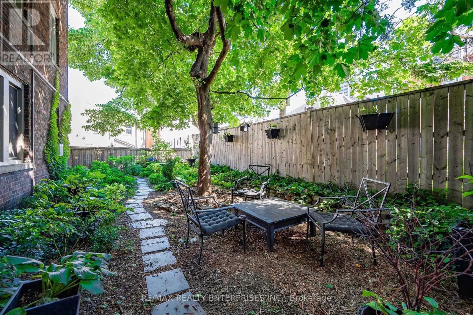 Photo 4 of 6 285 King Street, Hamilton ON