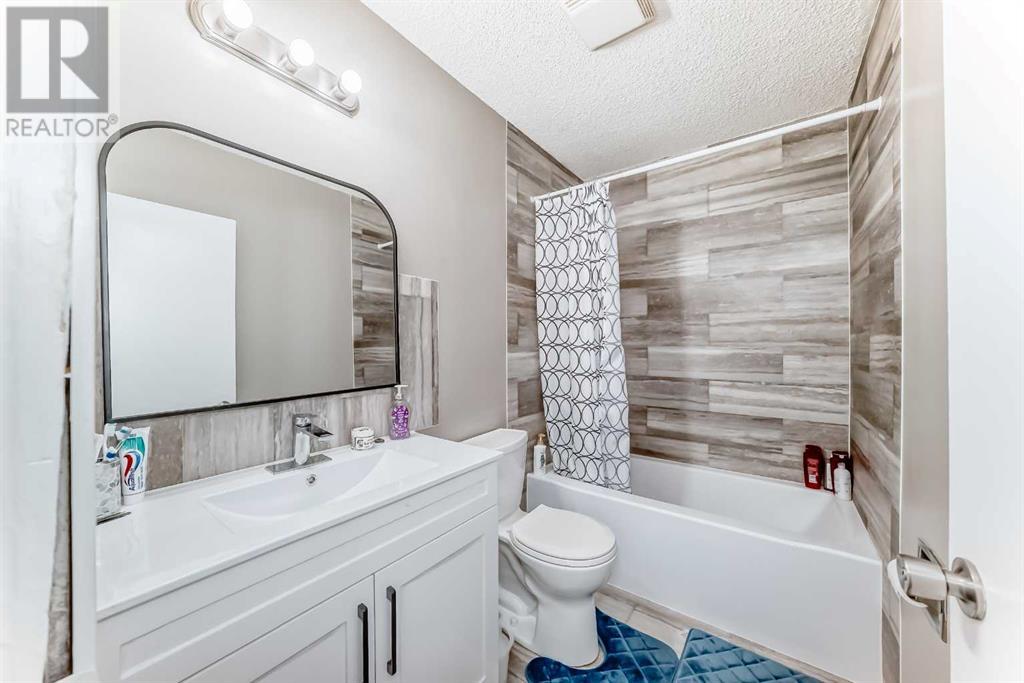 Single Family House Bi-level for Sale in  Fortalice Crescent SE Forest Heights Calgary 