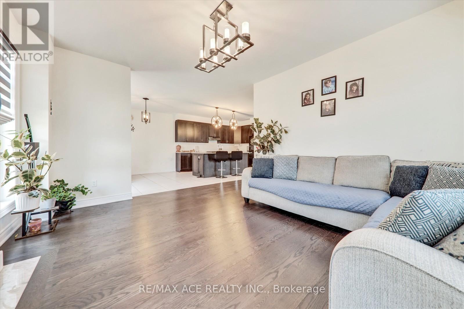 Photo 6 of 63 Wamsley Crescent, Clarington ON