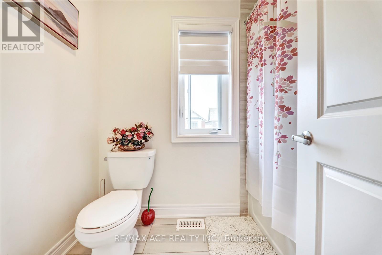 Photo 3 of 63 Wamsley Crescent, Clarington ON
