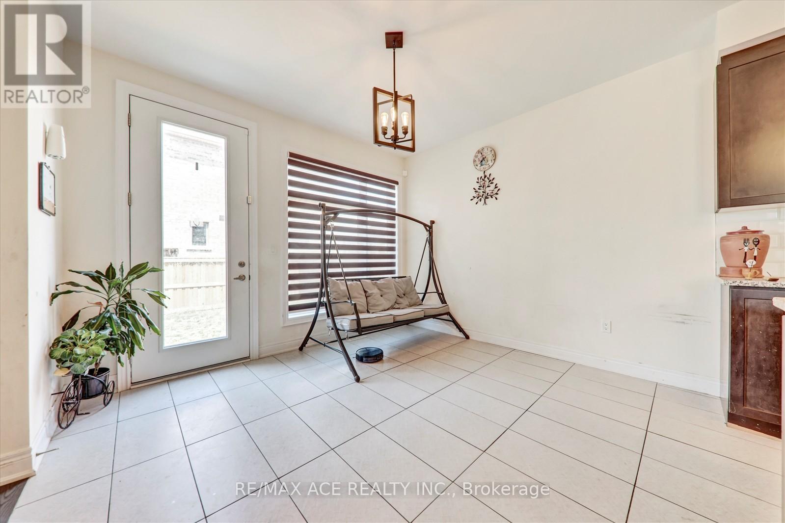 Photo 7 of 63 Wamsley Crescent, Clarington ON
