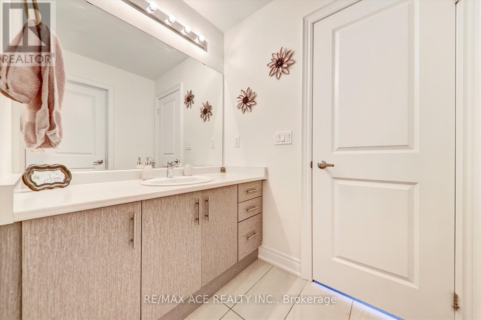 Photo 12 of 63 Wamsley Crescent, Clarington ON