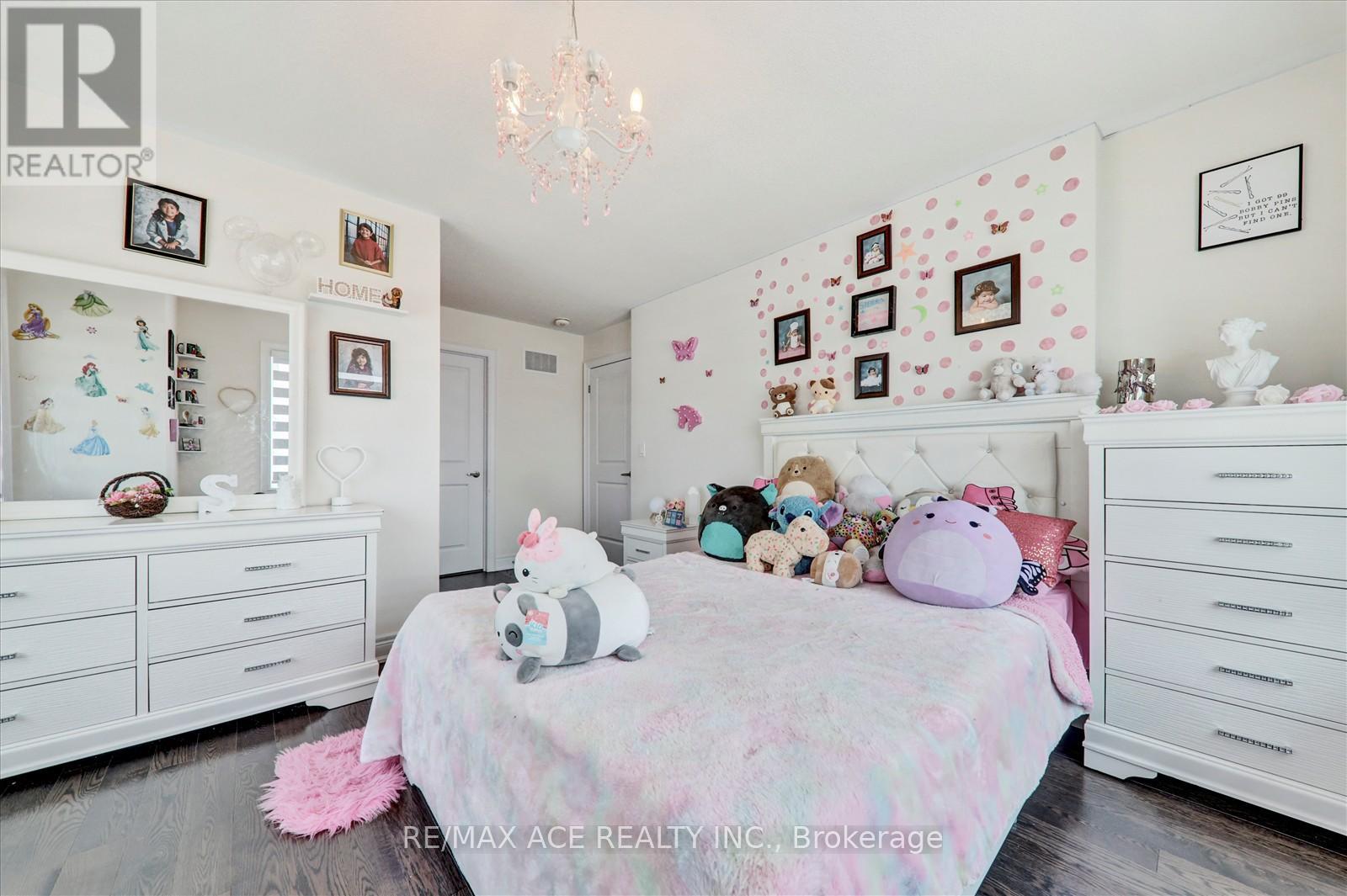 Photo 9 of 63 Wamsley Crescent, Clarington ON