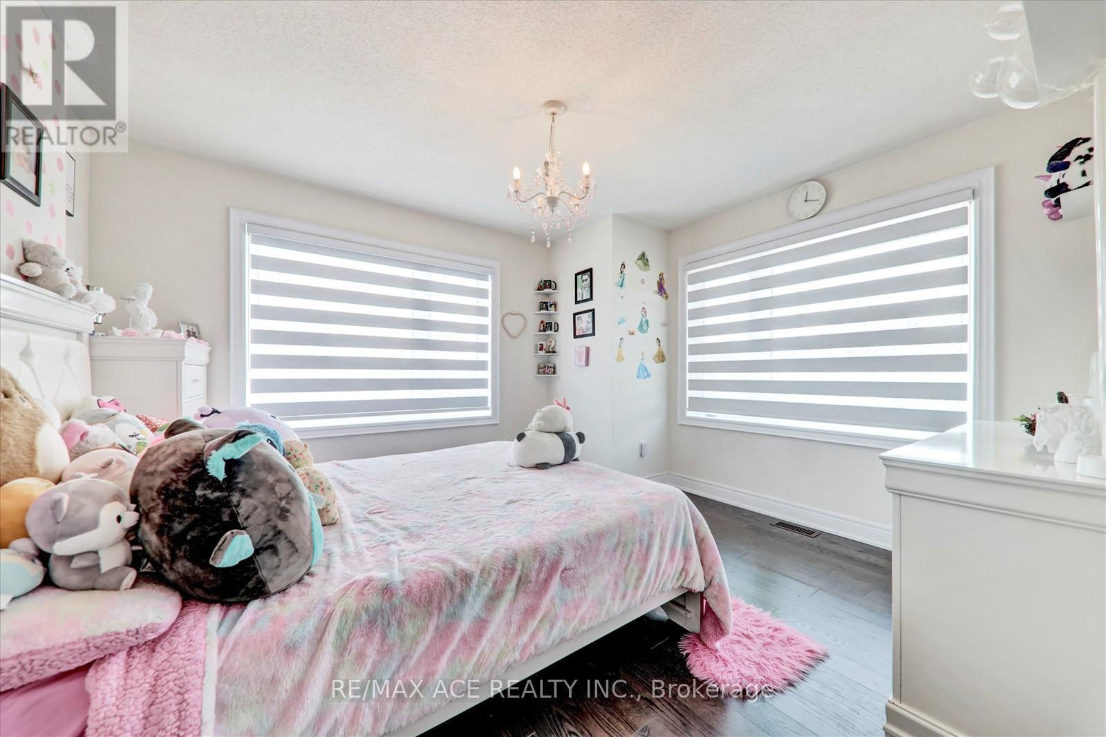 Photo 33 of 63 Wamsley Crescent, Clarington ON