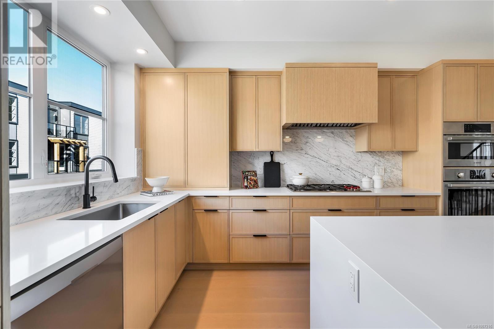 13 2590 Penrhyn Street, Saanich
