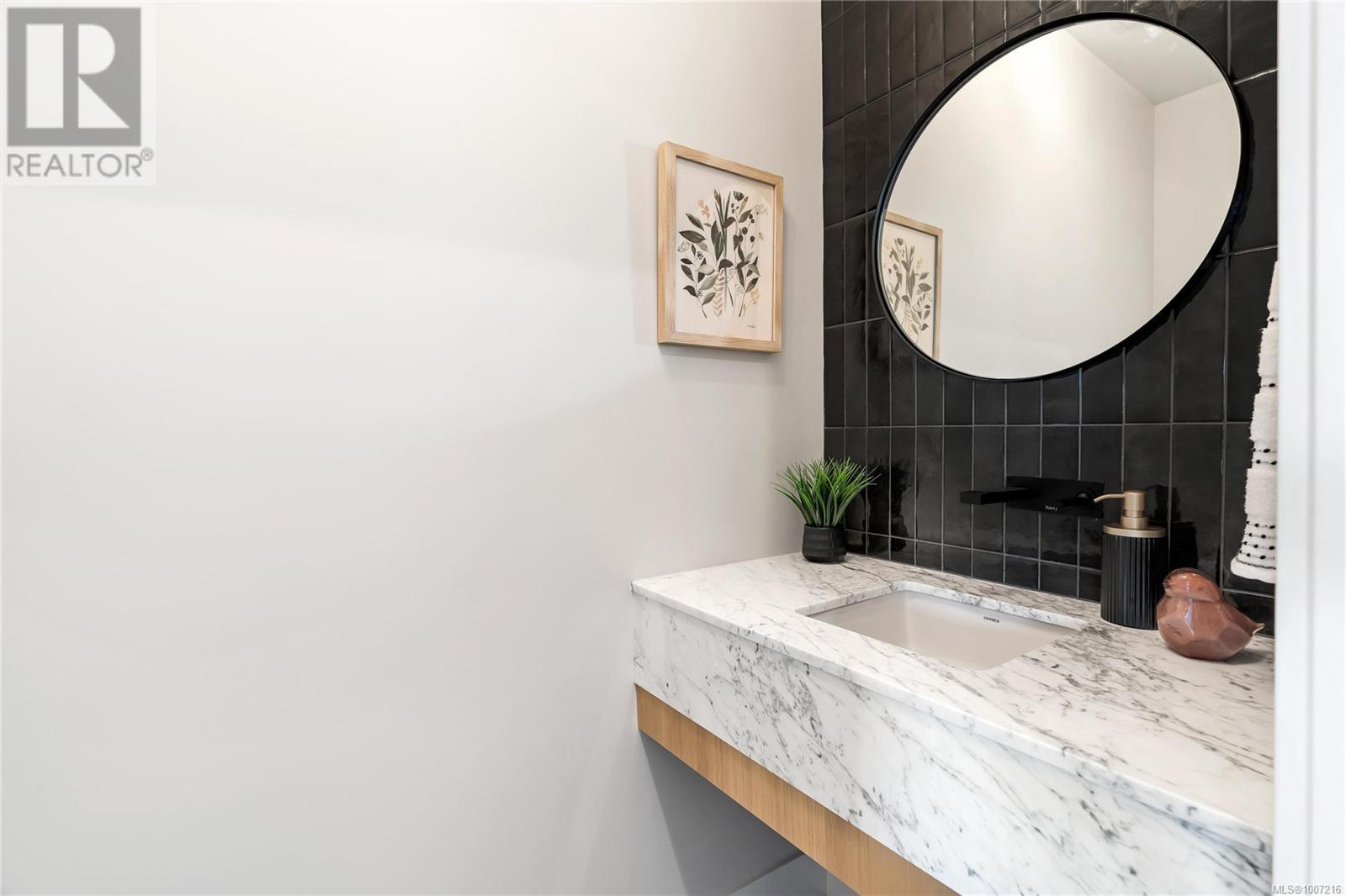 13 2590 Penrhyn Street, Saanich