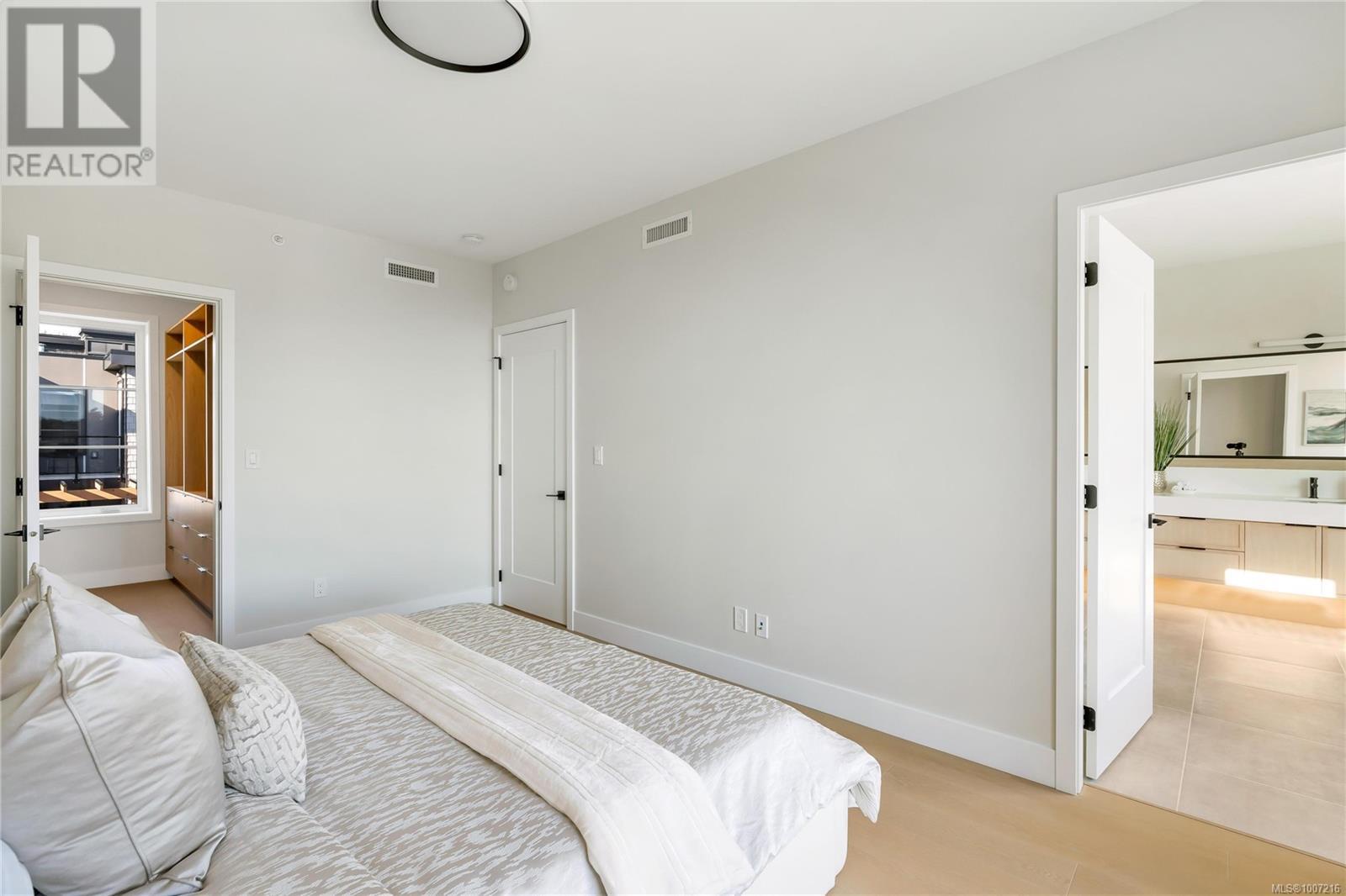 13 2590 Penrhyn Street, Saanich