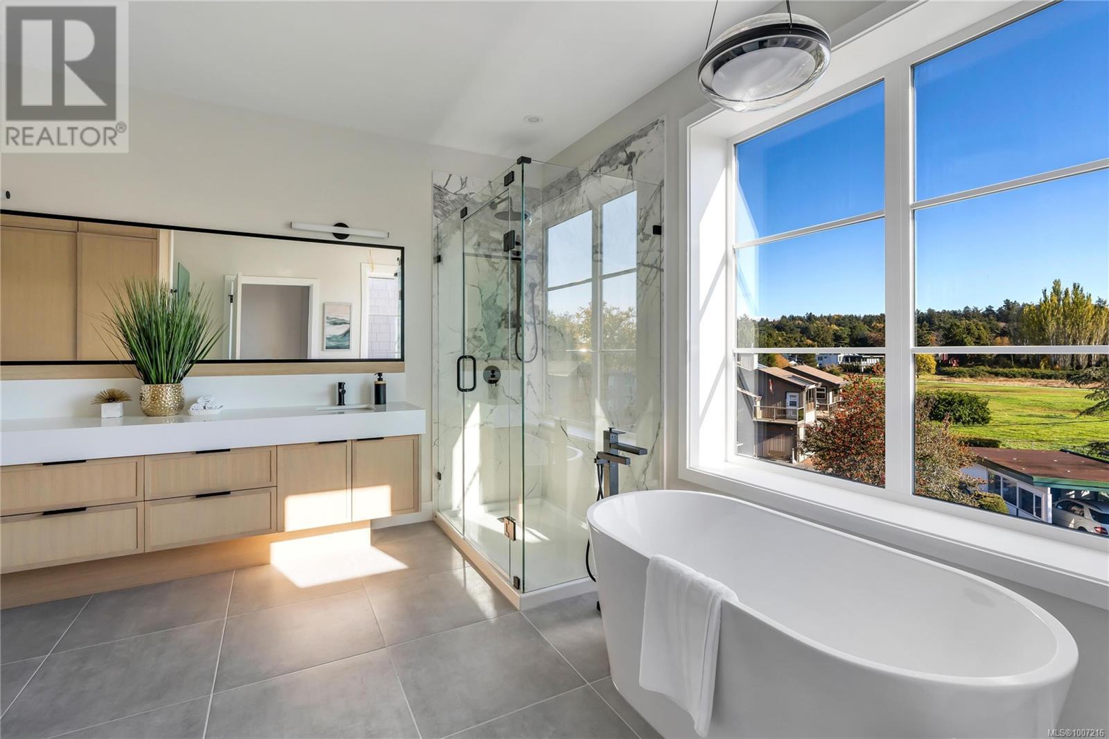 13 2590 Penrhyn Street, Saanich