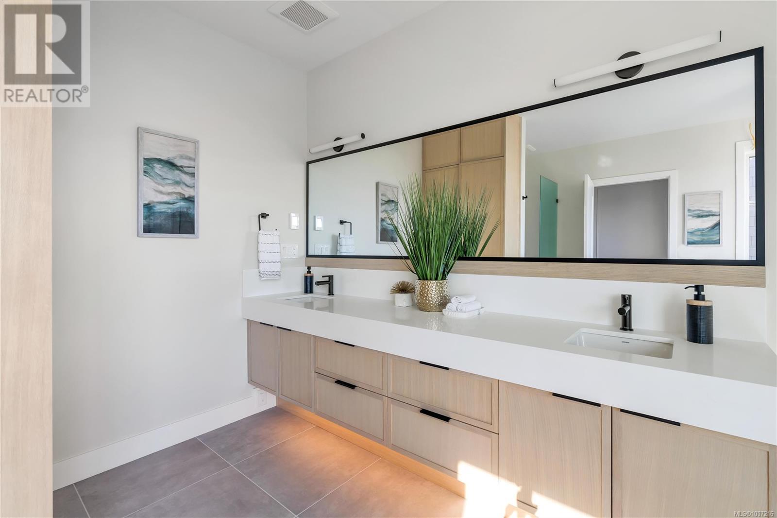 13 2590 Penrhyn Street, Saanich