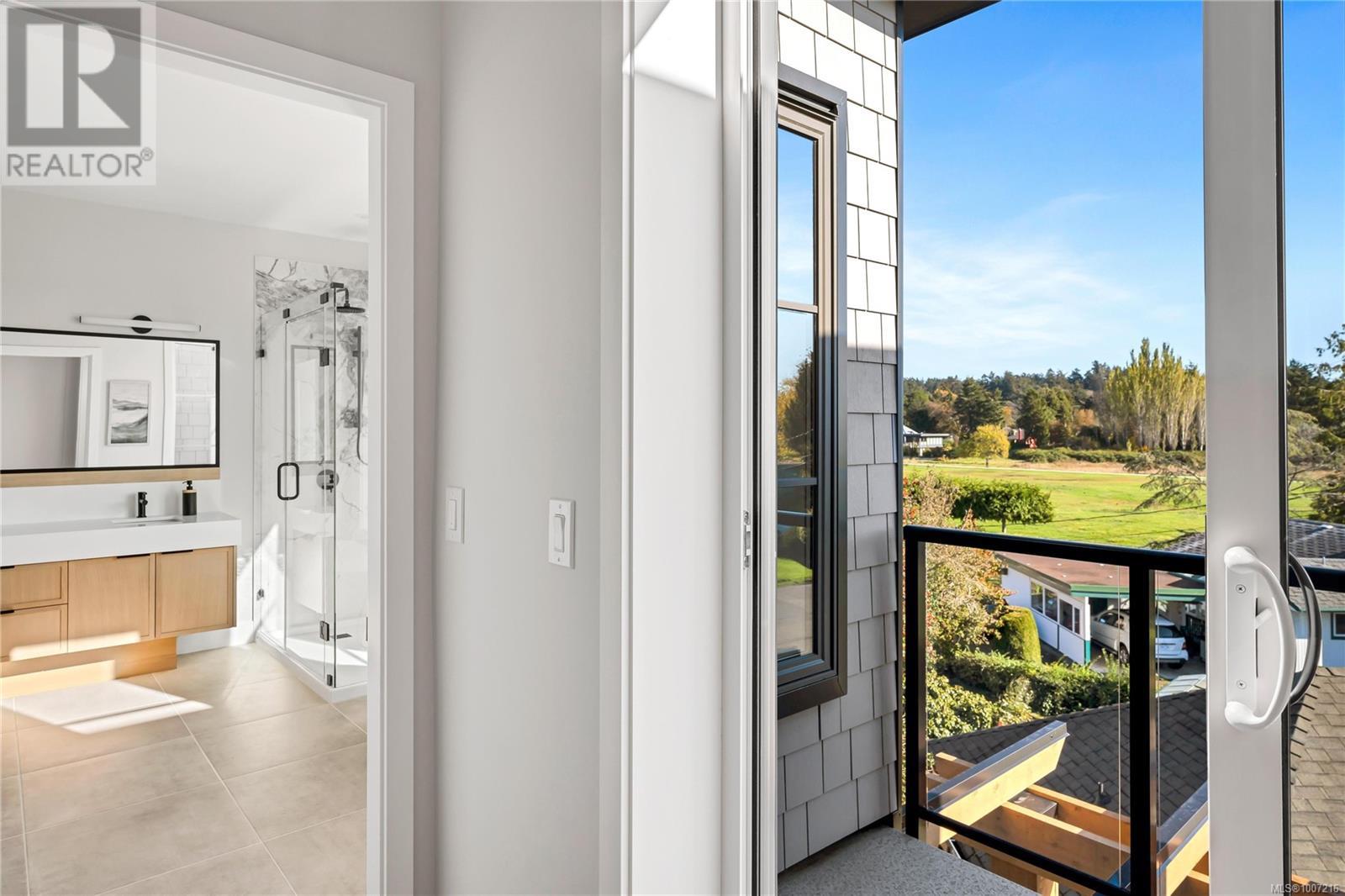 13 2590 Penrhyn Street, Saanich