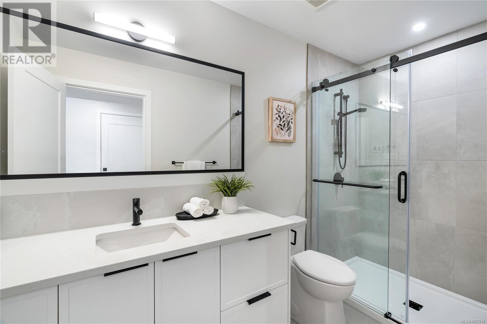 13 2590 Penrhyn Street, Saanich