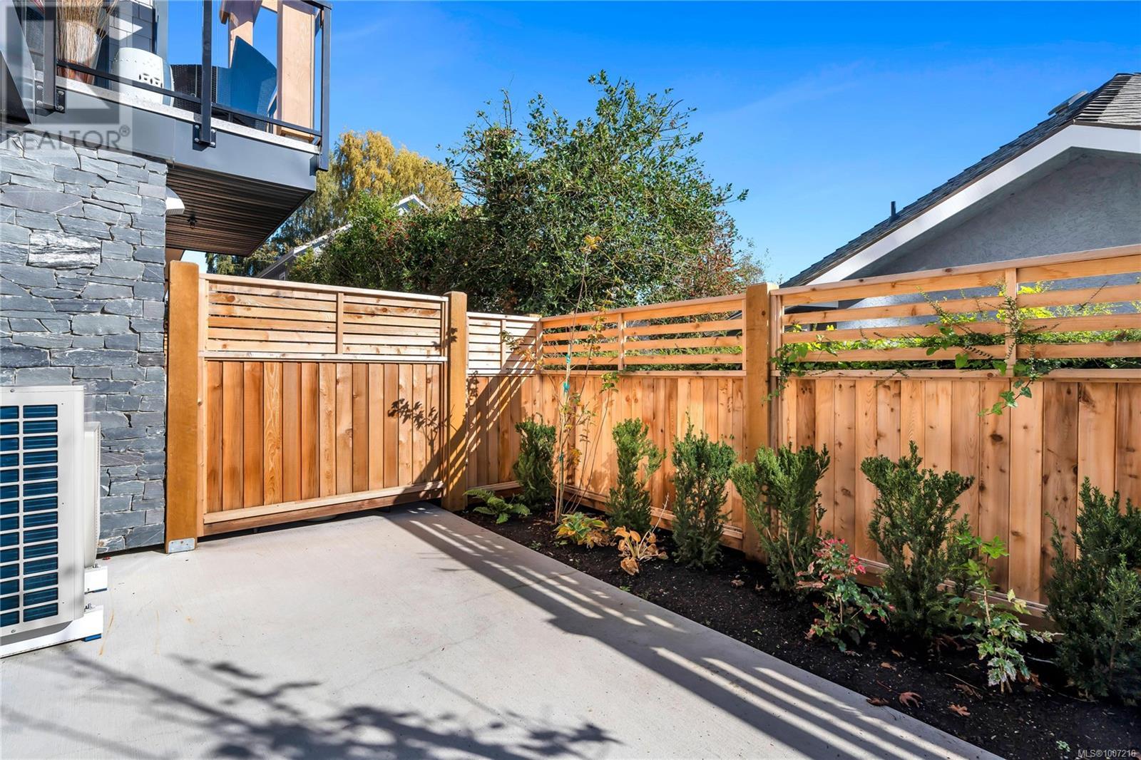 13 2590 Penrhyn Street, Saanich