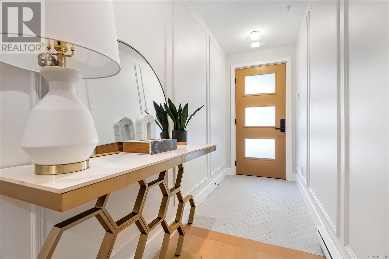 13 2590 Penrhyn Street, Saanich