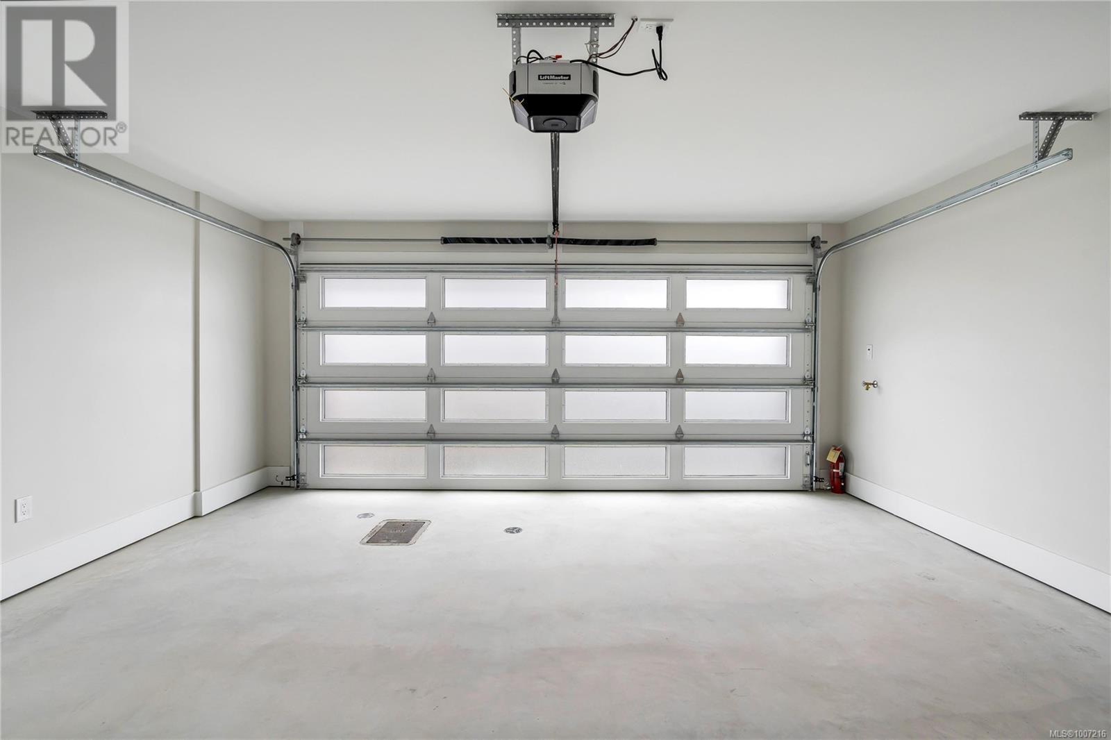 13 2590 Penrhyn Street, Saanich