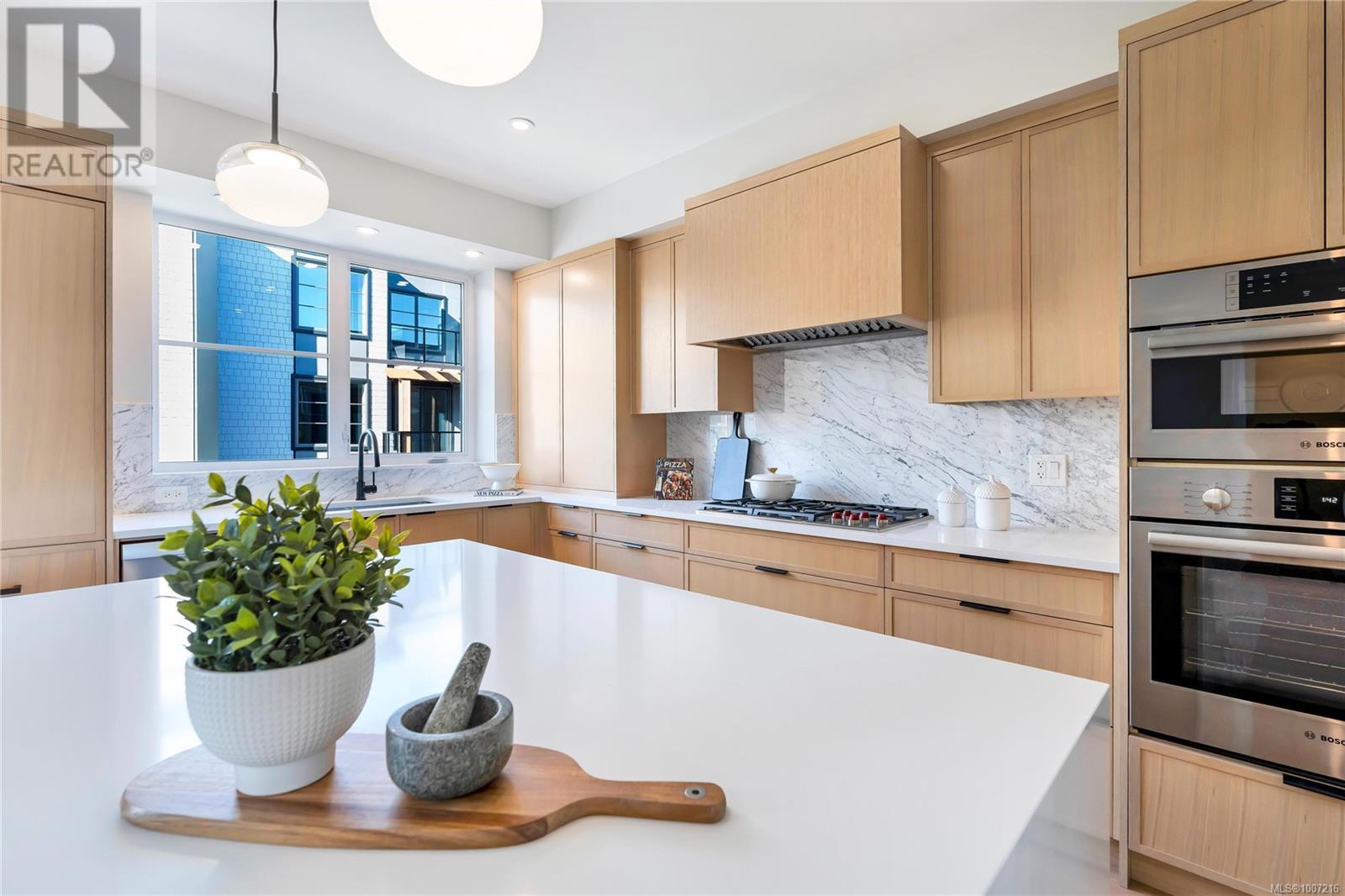 13 2590 Penrhyn Street, Saanich