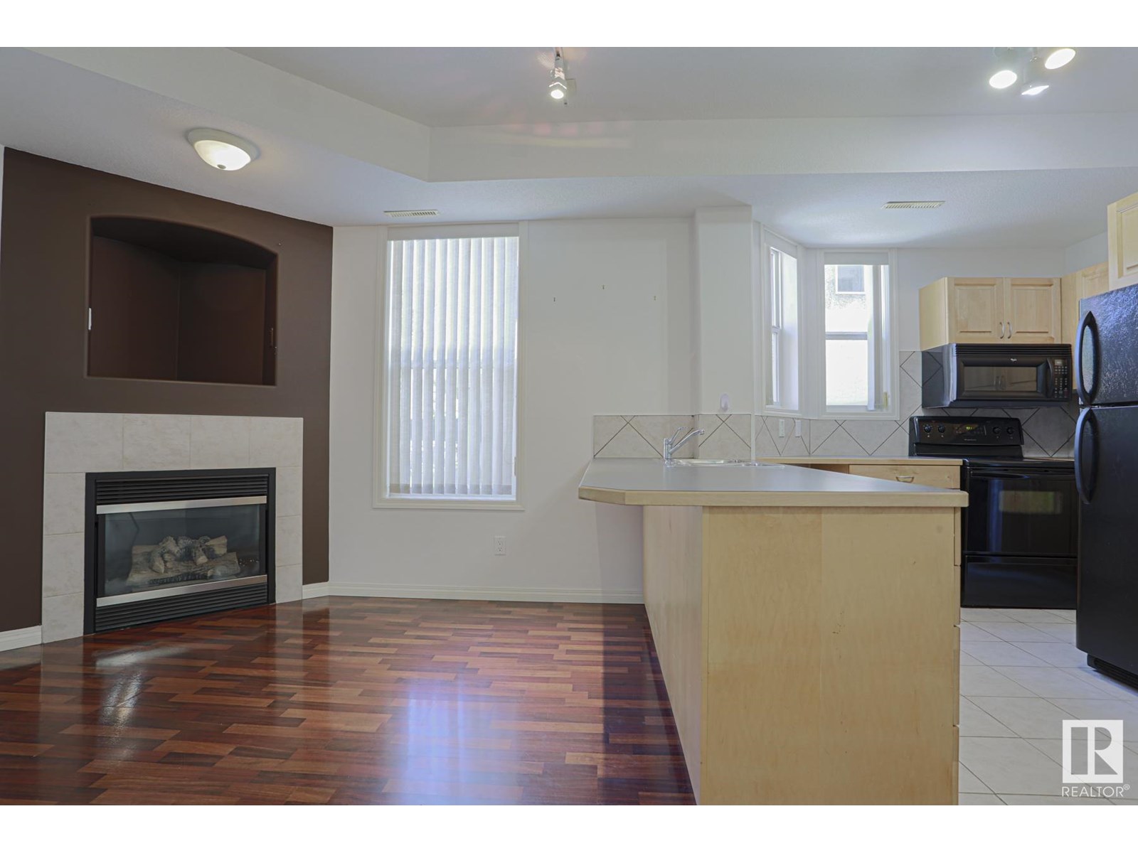 Photo 8 of 100 10145 114 St Nw, Edmonton AB