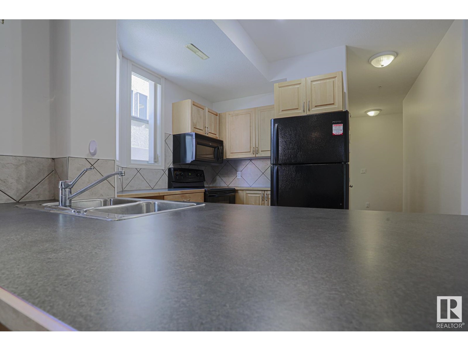Photo 10 of 100 10145 114 St Nw, Edmonton AB