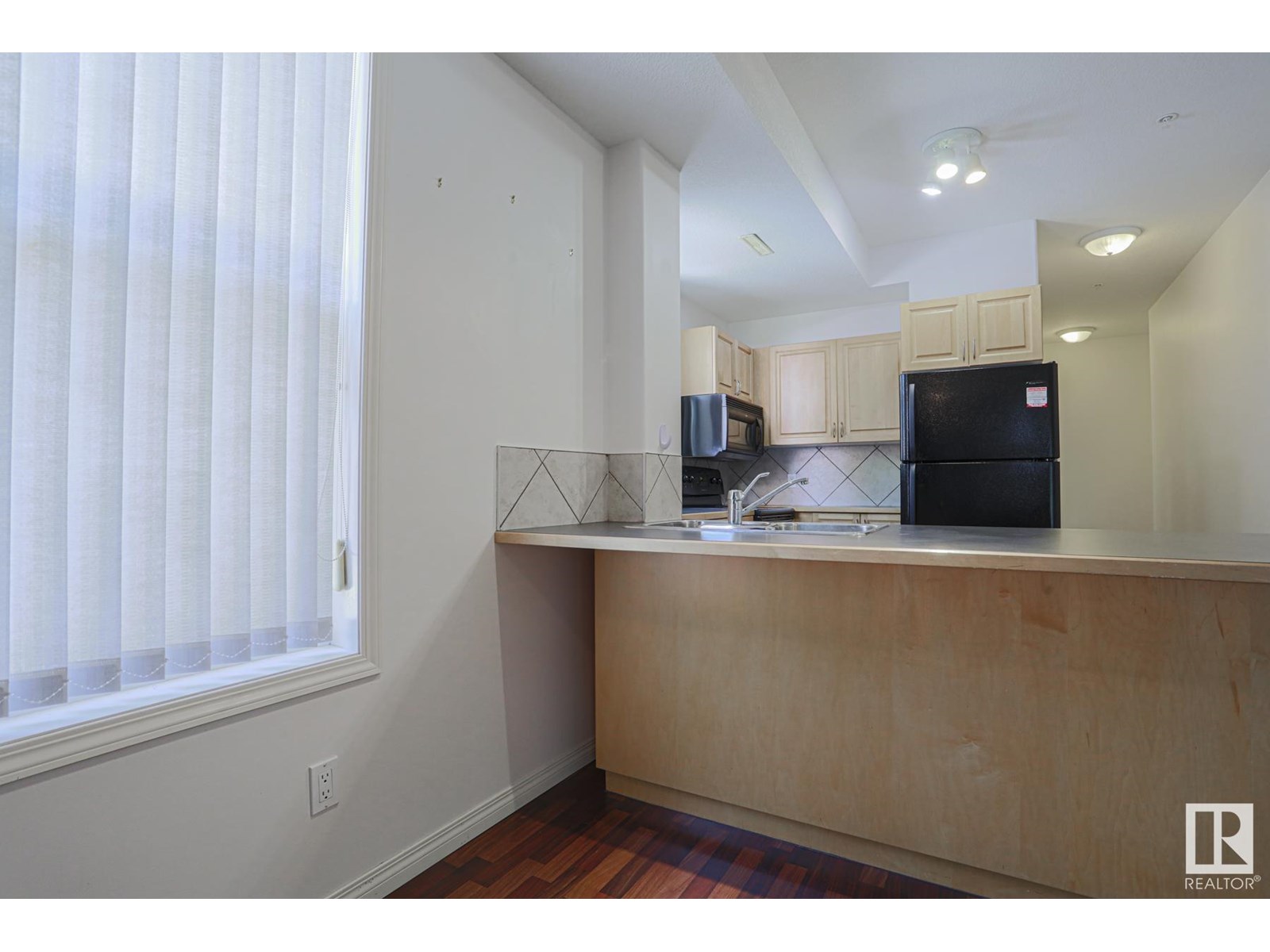Photo 9 of 100 10145 114 St Nw, Edmonton AB