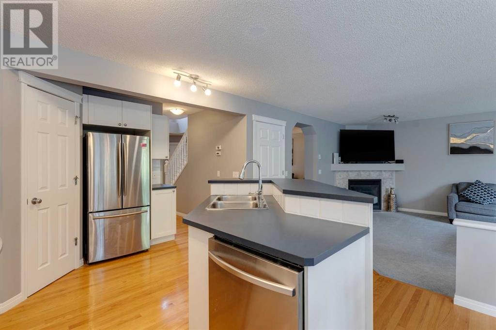 Single Family House for Sale in  Cougarstone Circle SW Cougar Ridge Calgary 
