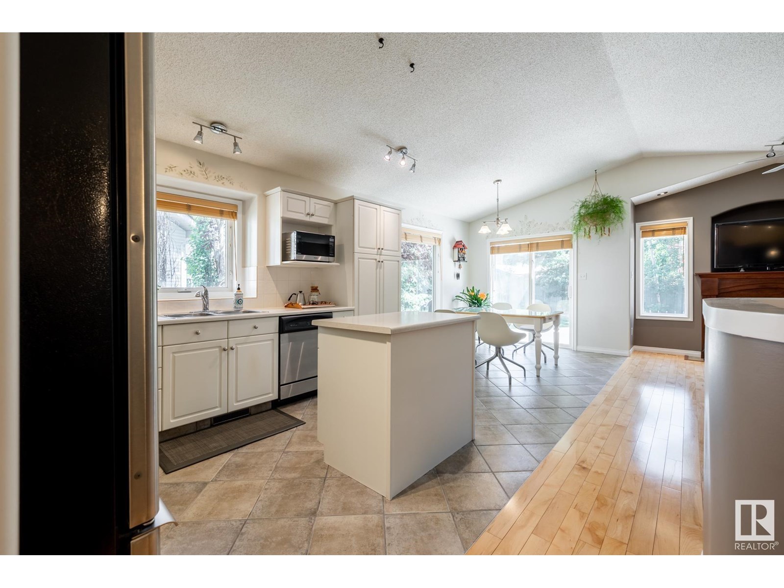 Photo 54 of 357 Blackburn Dr E Sw, Edmonton AB