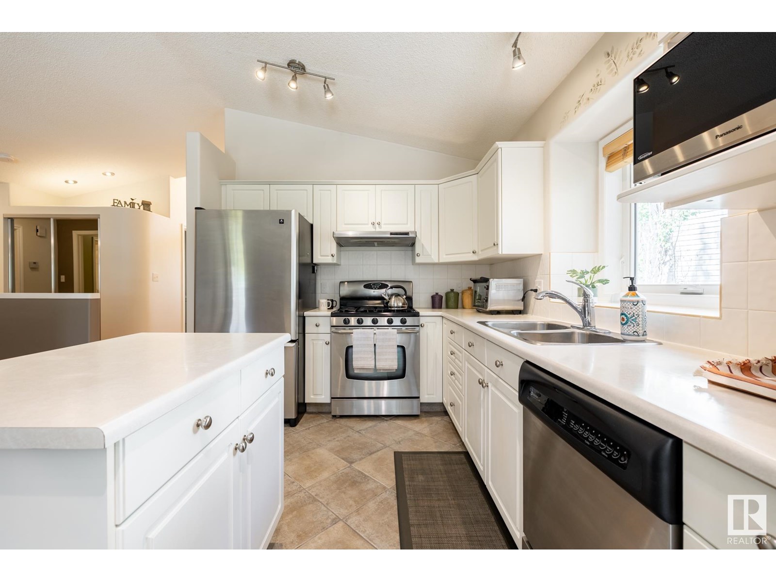 Photo 28 of 357 Blackburn Dr E Sw, Edmonton AB