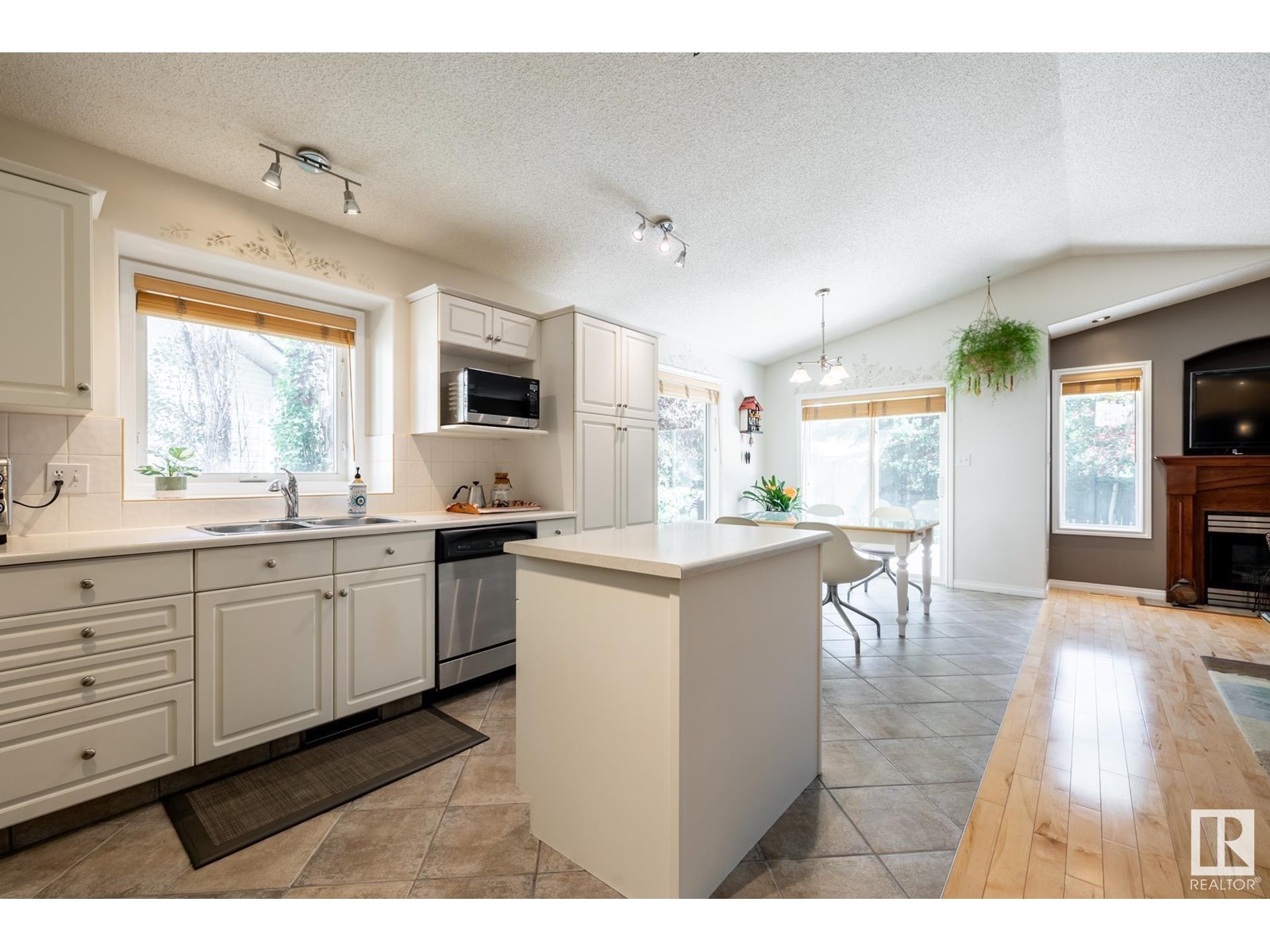 Photo 65 of 357 Blackburn Dr E Sw, Edmonton AB