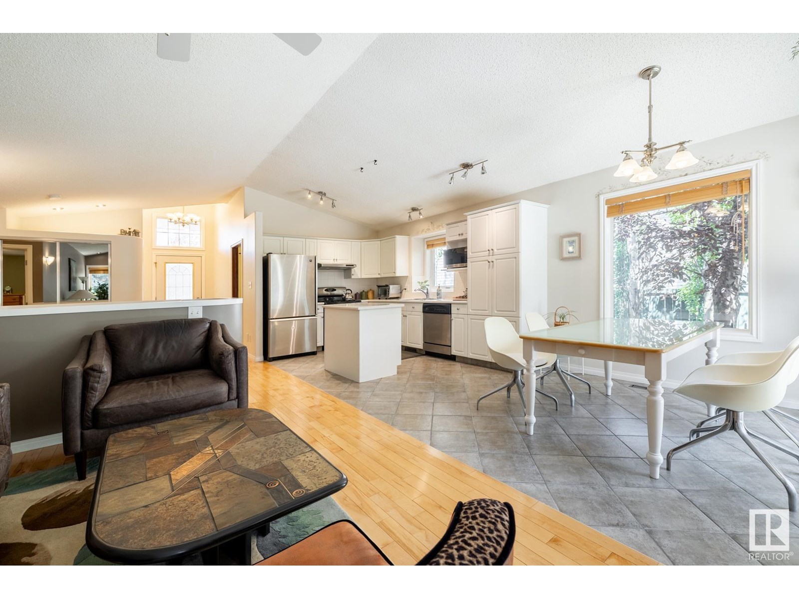 Photo 12 of 357 Blackburn Dr E Sw, Edmonton AB