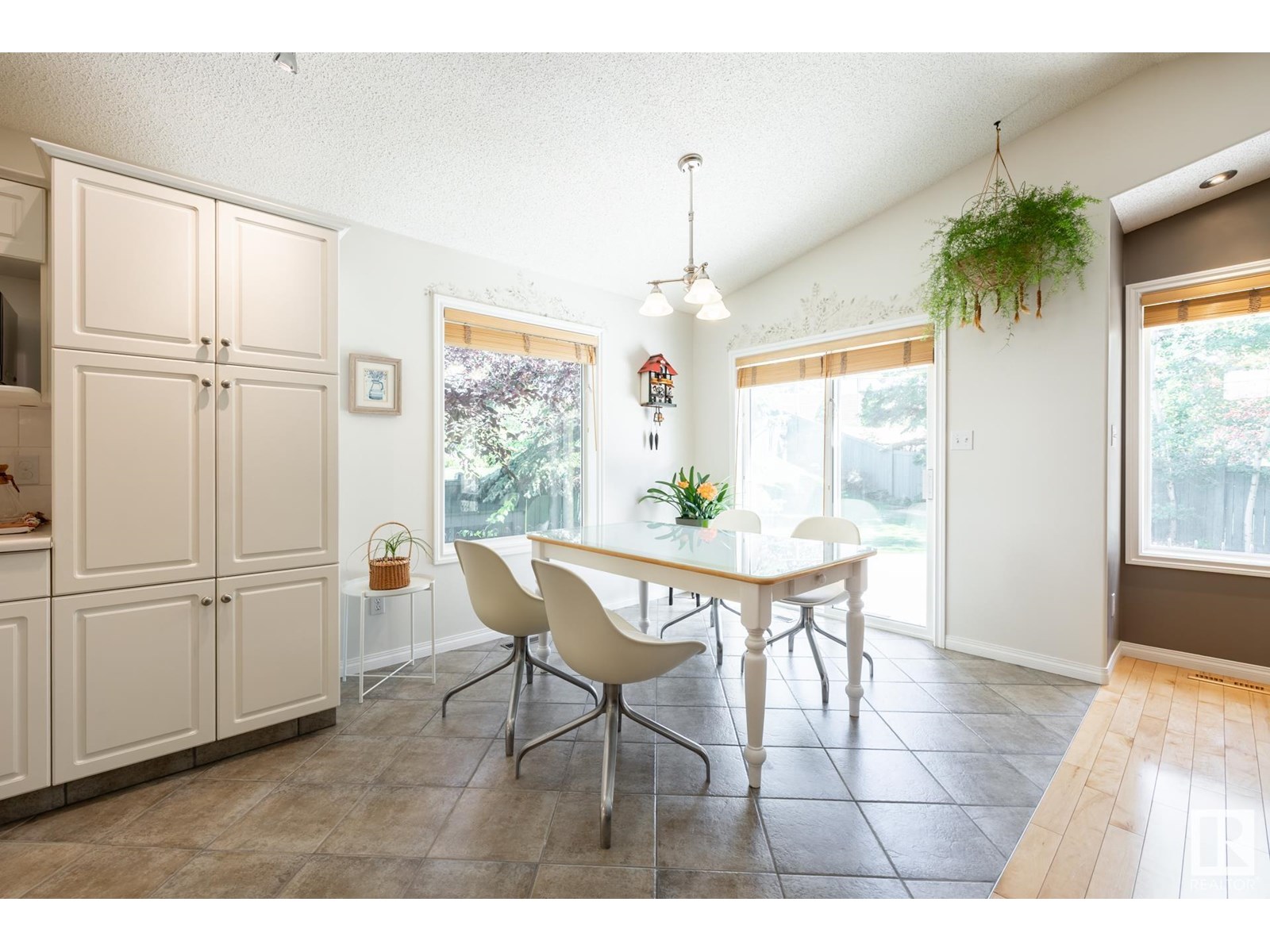 Photo 6 of 357 Blackburn Dr E Sw, Edmonton AB
