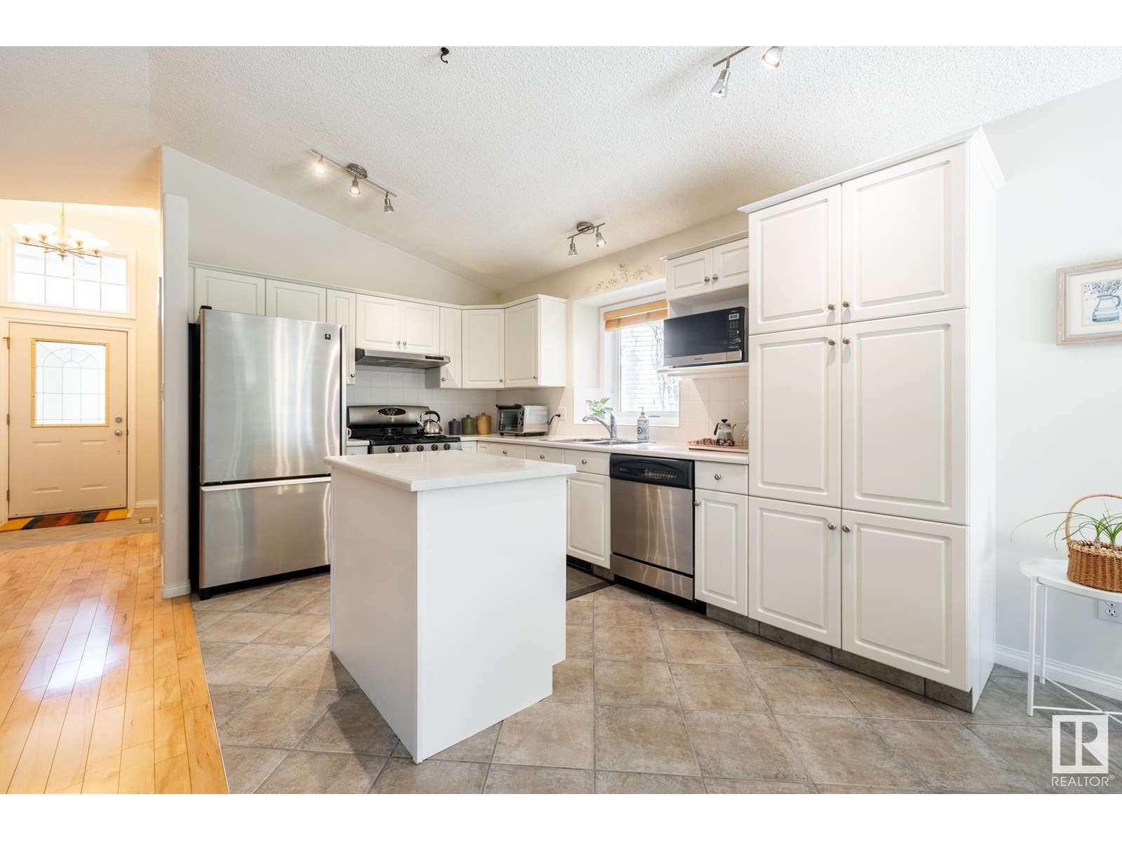Photo 20 of 357 Blackburn Dr E Sw, Edmonton AB