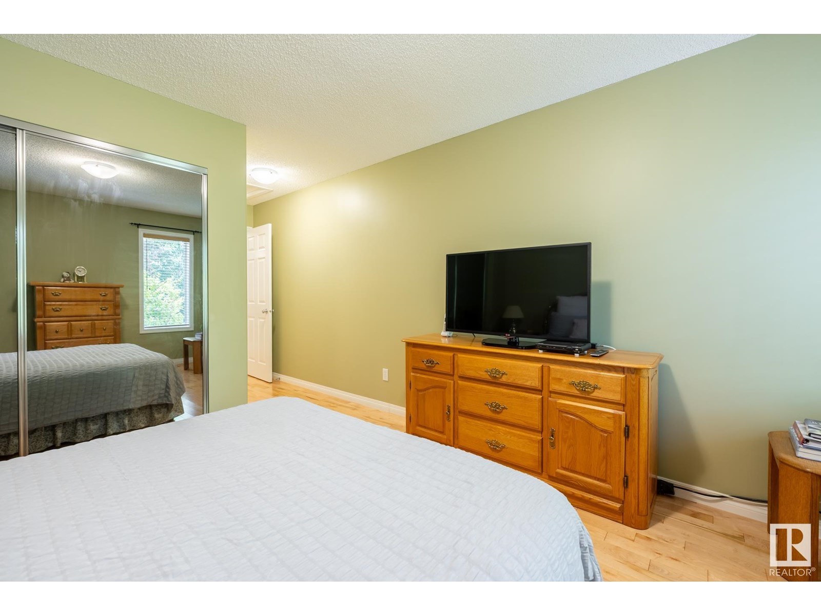 Photo 5 of 357 Blackburn Dr E Sw, Edmonton AB