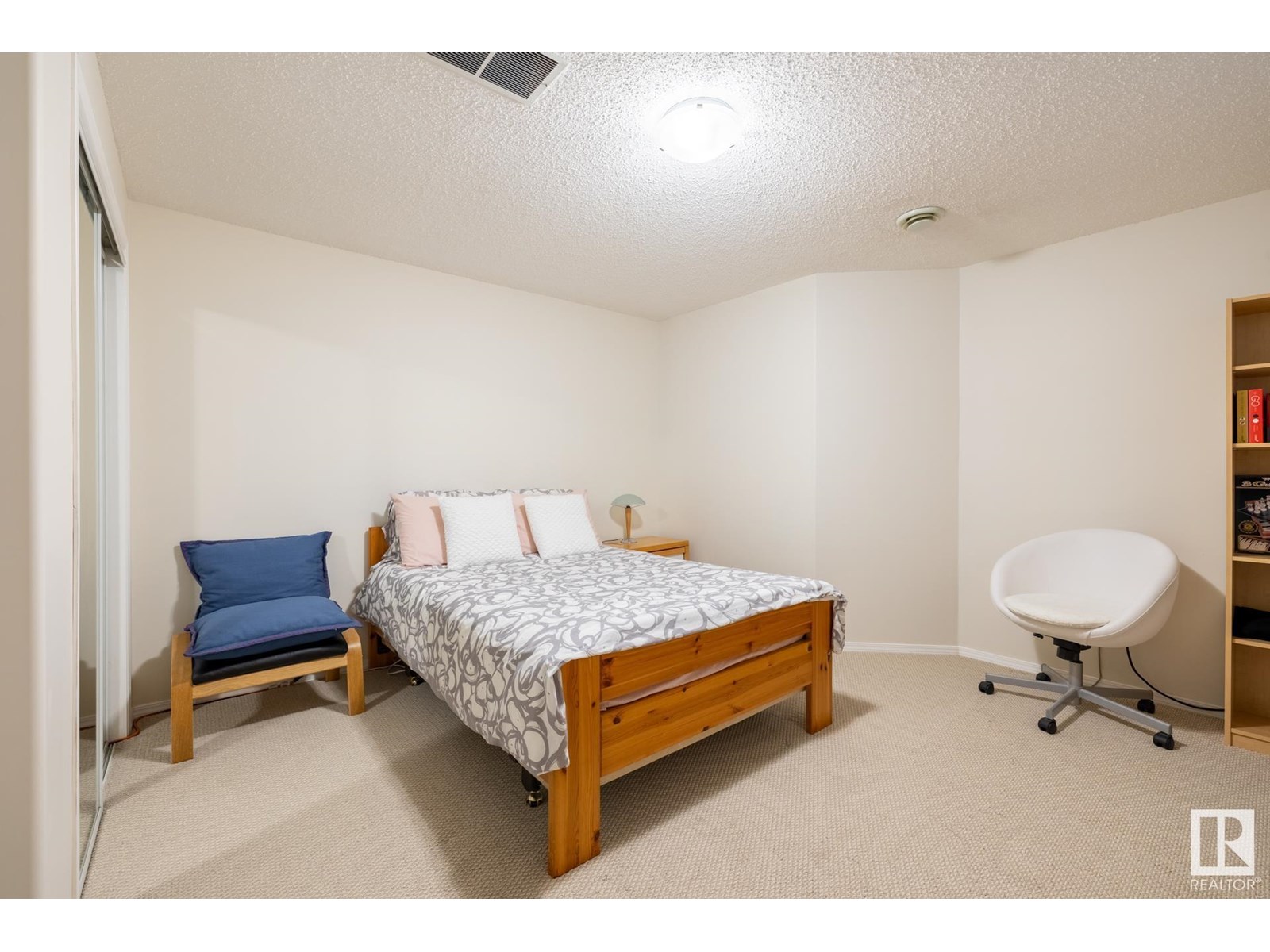 Photo 2 of 357 Blackburn Dr E Sw, Edmonton AB