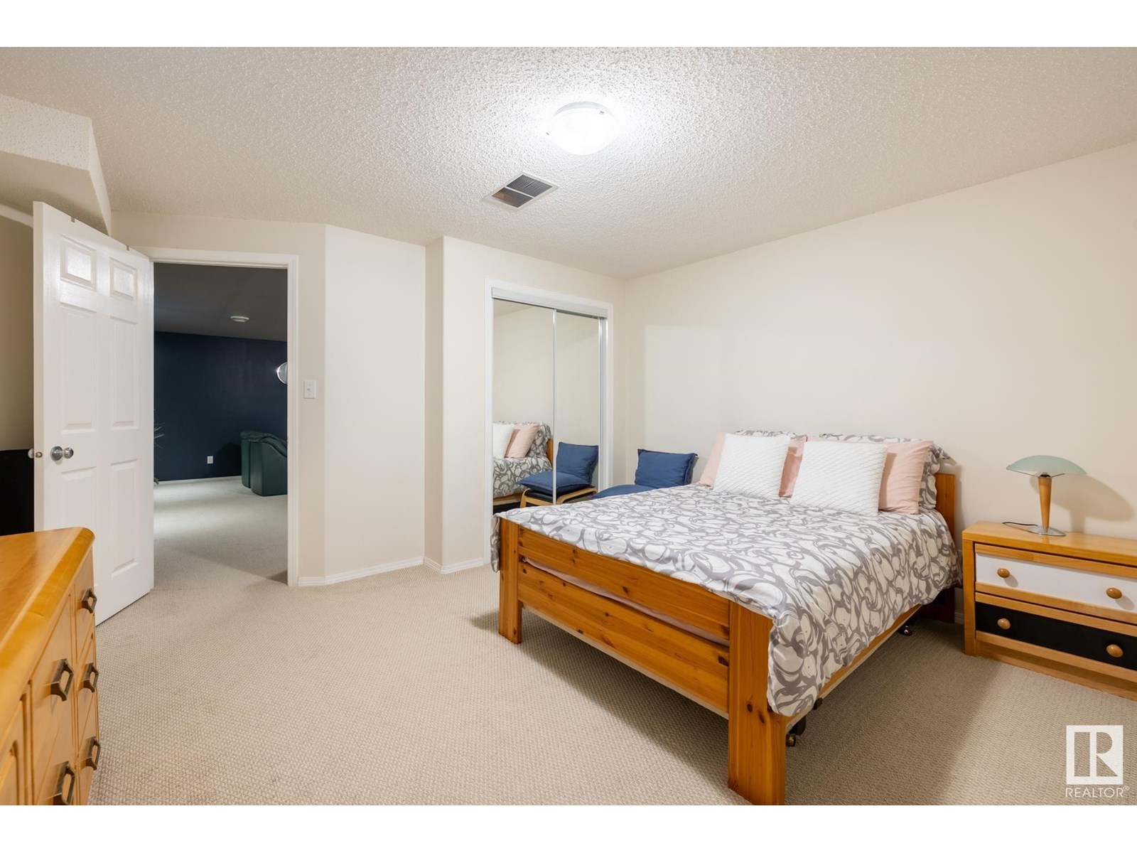 Photo 34 of 357 Blackburn Dr E Sw, Edmonton AB