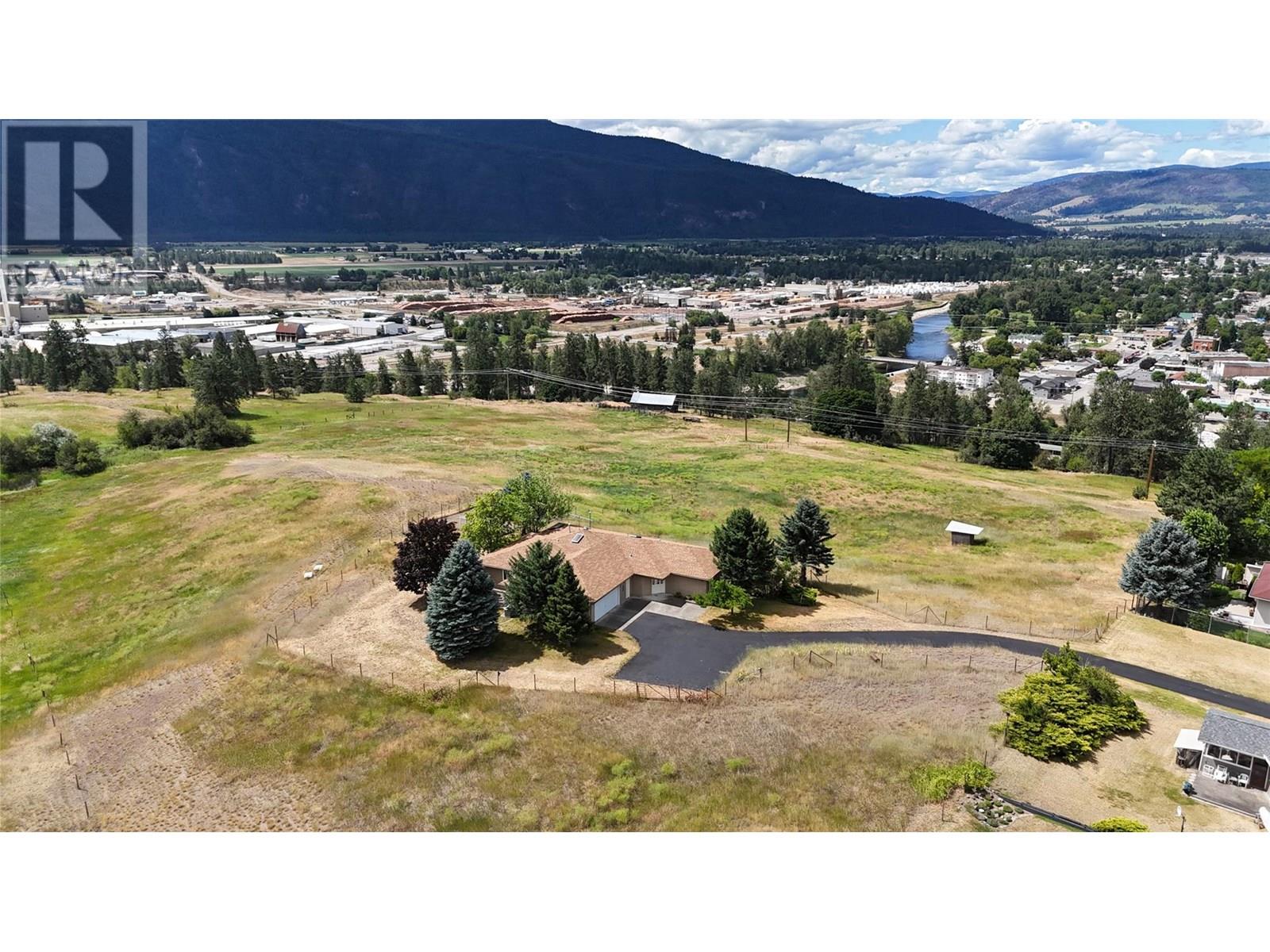 210 WINNIPEG Avenue, Grand Forks