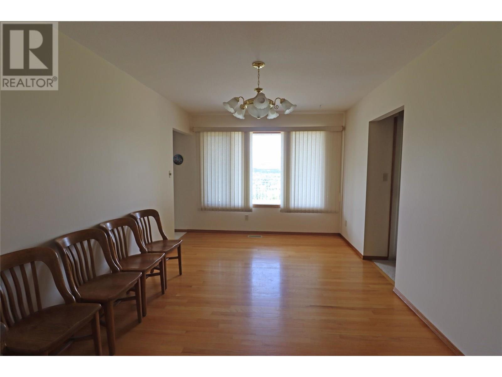 210 WINNIPEG Avenue, Grand Forks